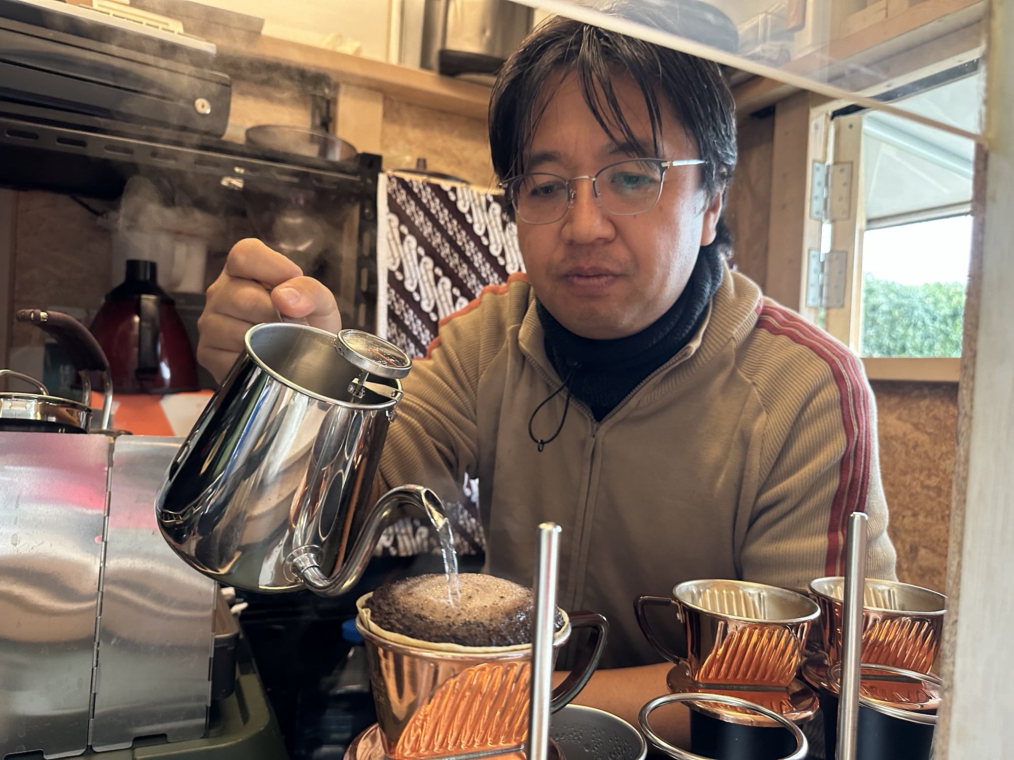 まめせんの店主が丁寧に珈琲を淹れる様子